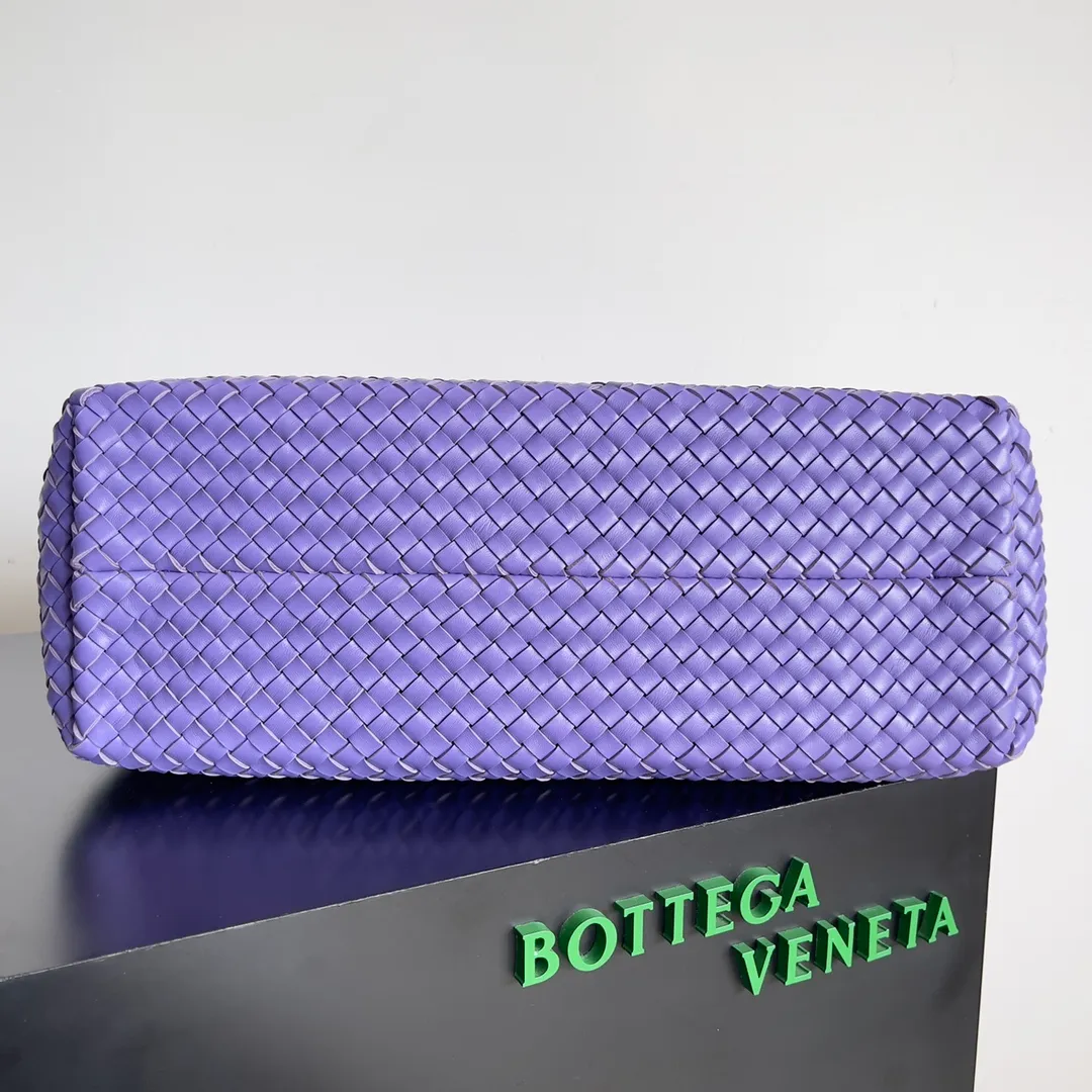 Batch 2860 Classic returns... (large size 51cm) • Cabat, born in 2001, is one of the most iconic styles of the Bottega Veneta workshop. The whole bag is made of top-grade imported lambskin. There is no exposed logo on the whole bag, but with the classic wide woven elements, you can tell who it belongs to at a glance! Can be carried on one shoulder, very practical! Style number: 608811 Size: 51*18*28